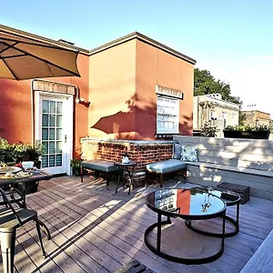 Sprawling Penthouse With Rooftop Deck Blocks From The River Savannah